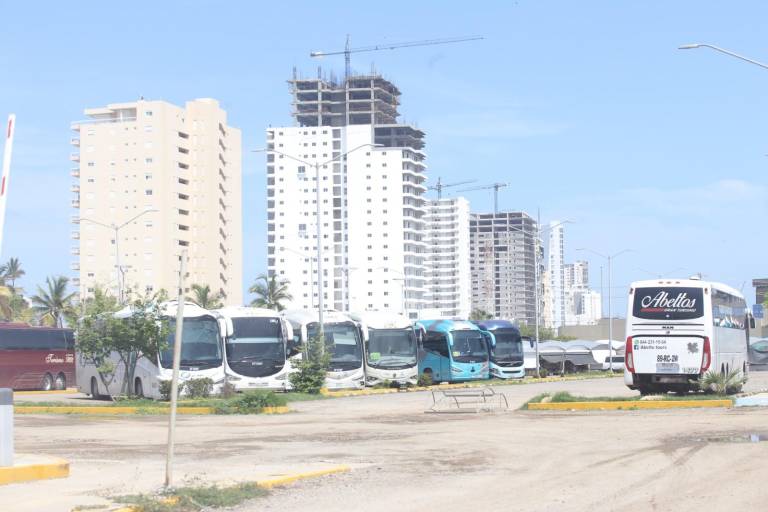 Por vacaciones, prevén ocupación hasta de un 90% en estacionamiento de camiones charteros a Mazatlán