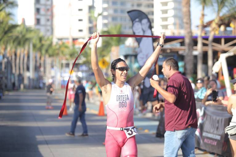 César Ortega y Daniela Córdova conquistan el Primer Triatlón Trimaz 2024