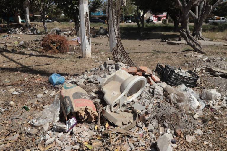 Desechos, escombros y demás basura invaden las laterales de la avenida Manuel J. Clouthier, en Mazatlán