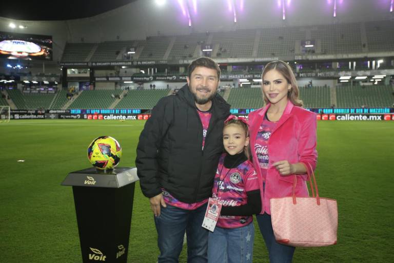 Ximena Lizárraga entrega el balón en el inicio del torneo Clausura 2025 en Mazatlán