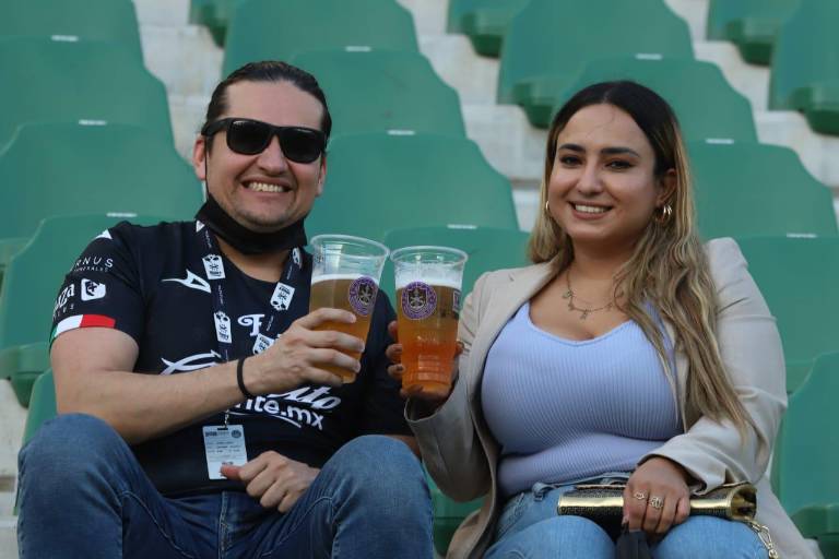 Disfrutan mazatlecos del futbol profesional en el Kraken
