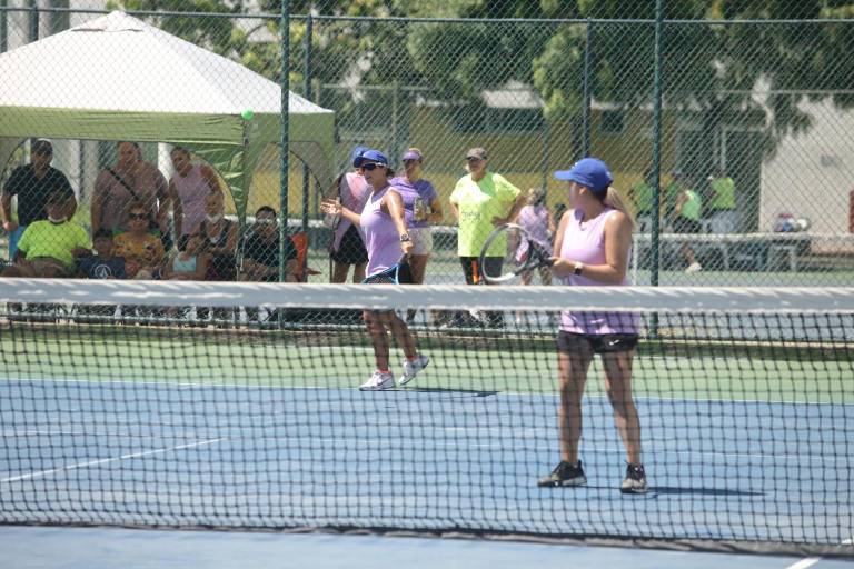 Domina Muralla a Club Cachoras en Tenis Bajo Techo