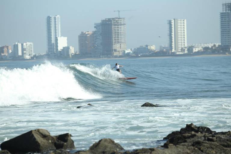 Surfistas logran avanzar en Mexi Log Fest 2024