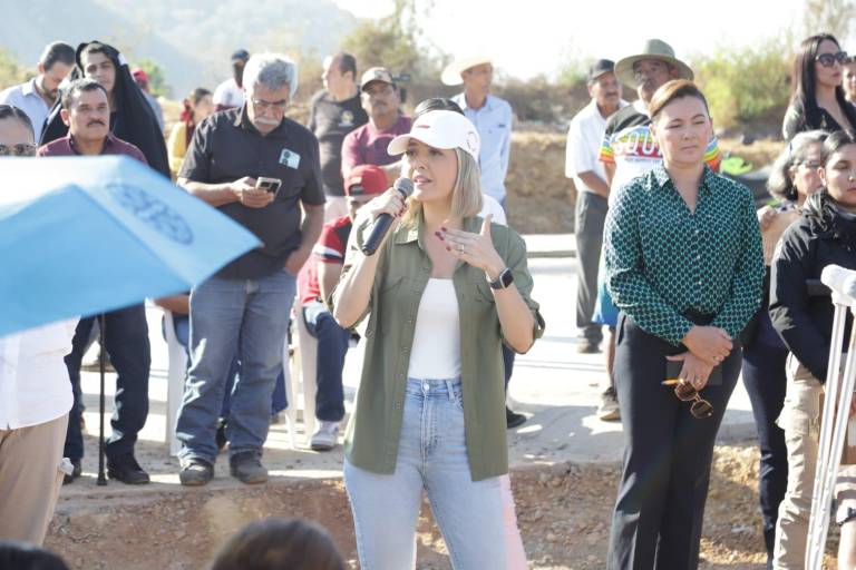 Encabeza Alcaldesa de Mazatlán reunión ríspida con desplazados por violencia en fraccionamiento CVive