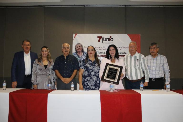 Celebran periodistas a la maestra ‘Techa’ en el Día de la Libertad de Expresión