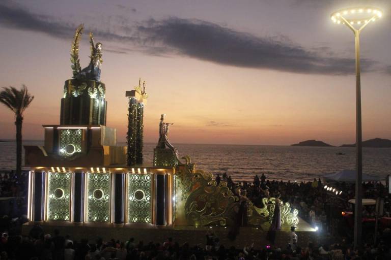 Deslumbra el desfile del Carnaval de Mazatlán 2023