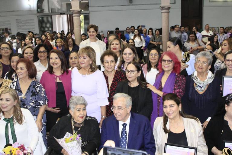 Reconocen a 46 mujeres a sobresalientes de Sinaloa