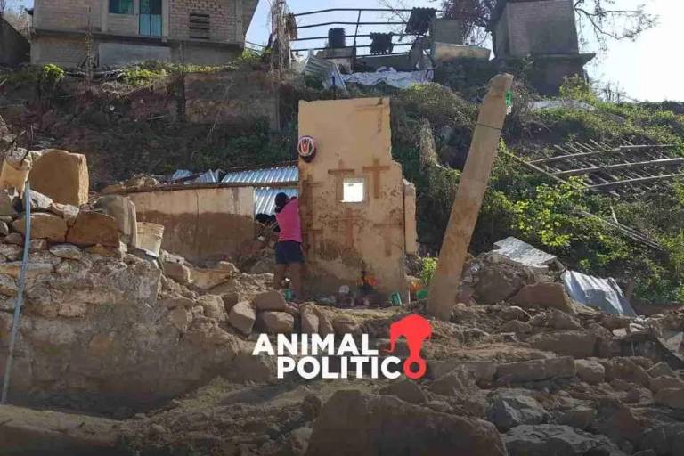 Reclaman damnificados que ayuda del Gobierno no llega a la parte alta de Acapulco