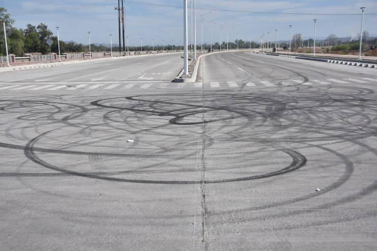Van 9 vehículos asegurados y un detenido por arrancones en Nuevo Malecón, en Culiacán