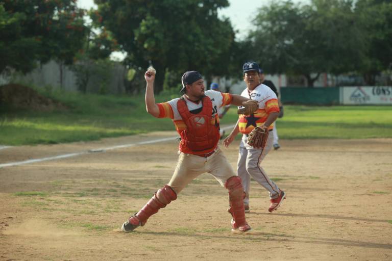 Turbiza no suelta la cima de Beisbol Meseros al Bat