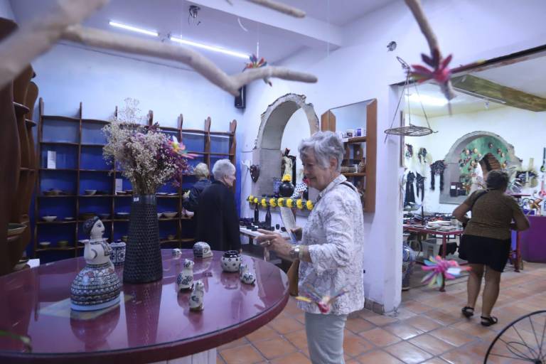 Disfrutan turistas de Artwalk, una exploración del arte
