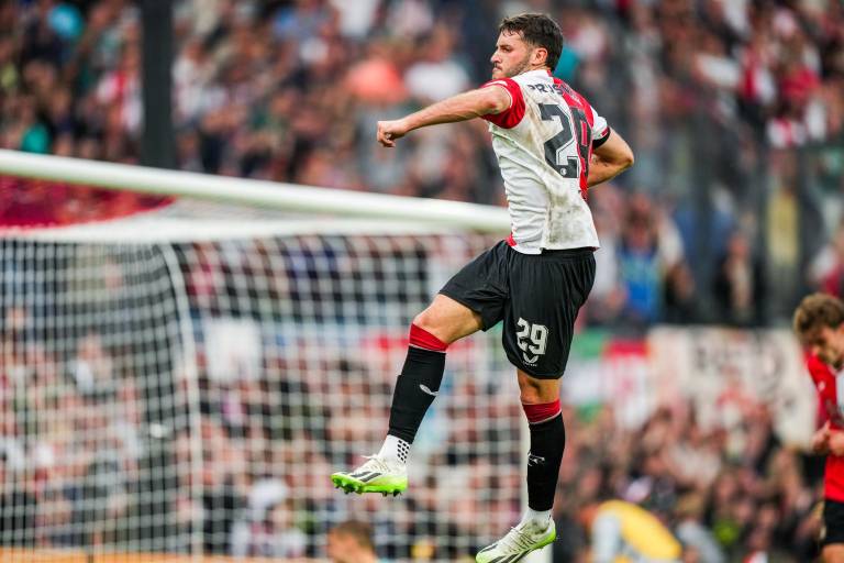 Santiago Giménez marcó su décimo gol de la temporada con Feyenoord
