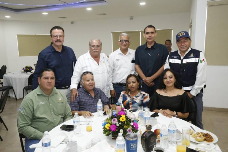 Celebran con un desayuno su día los ingenieros de Mazatlán