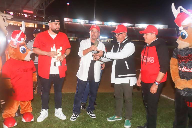 Club Venados entrega premio Orgullo Mazatlán a Antonio López Sáenz