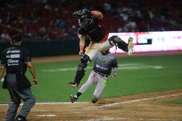 Tomateros pinta de guinda el clásico ante Venados