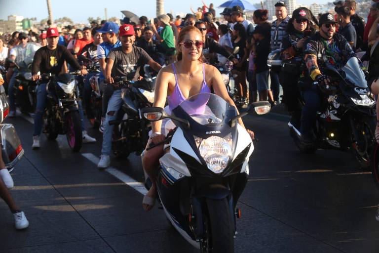 Disfrutan ‘bikers’ del malecón porteño