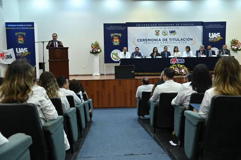 Reciben título profesional 46 médicos especialistas