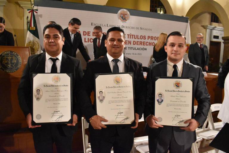 Obtienen su título como licenciados en derecho