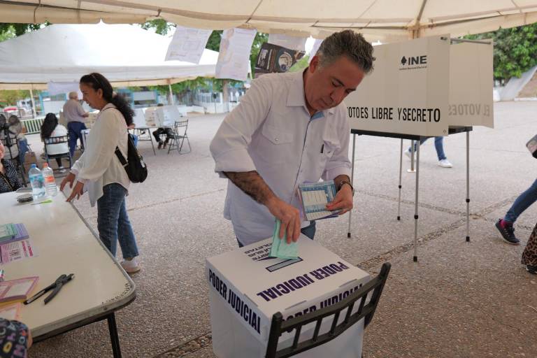 Senador Enrique Inzunza emite su voto en Culiacán en la elección judicial