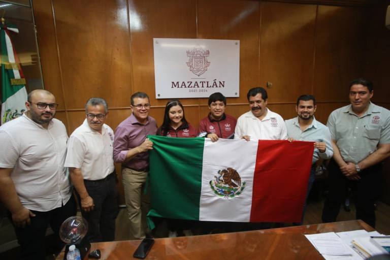 Abandera Alcalde a equipo mazatleco que participará en Infomatrix 2023, en Chile