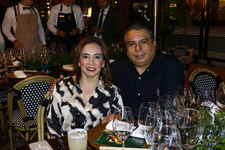 Festejan clientes y amigos 18 años del Restaurante Cayenna