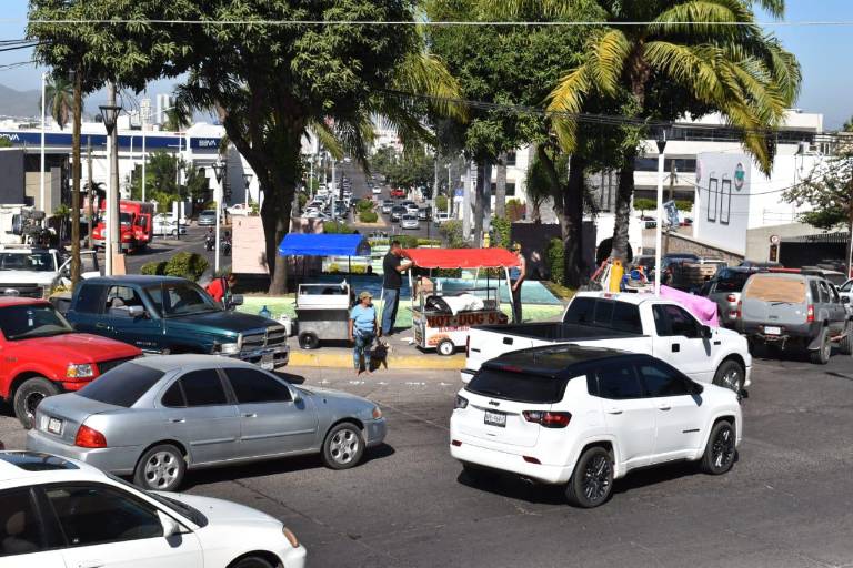 Molesta a vendedores de La Lomita tardío cierre de calles para la vendimia