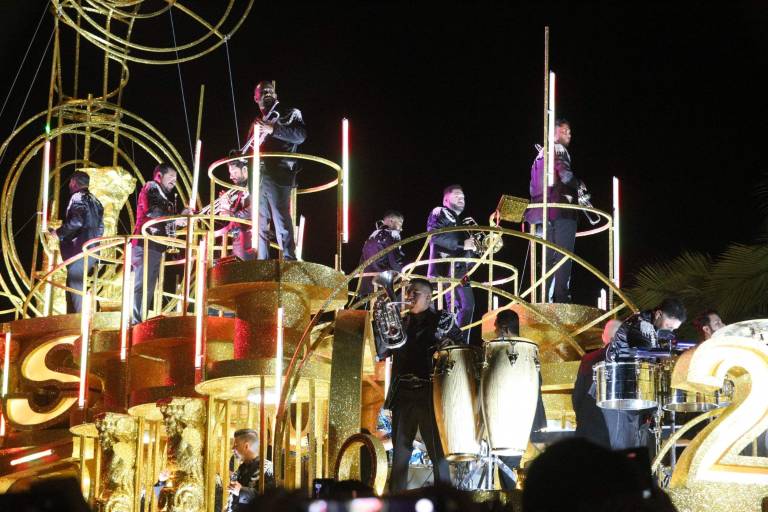 Brilla la Banda MS en el tradicional desfile del Carnaval de Mazatlán