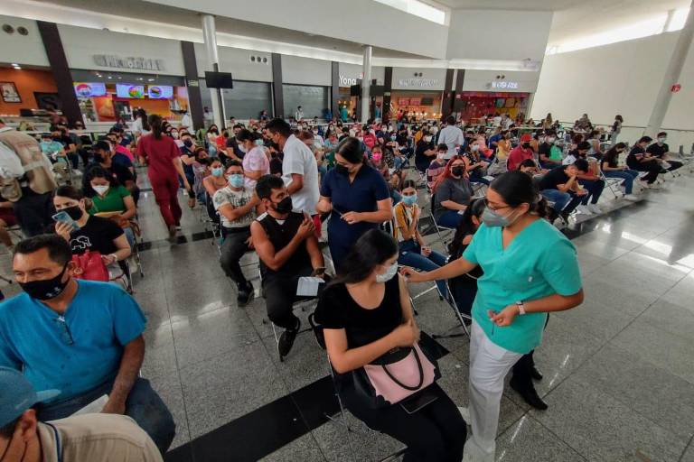 Aplican 7 mil dosis de vacuna contra Covid a adolescentes vulnerables y adultos rezagados en Ahome