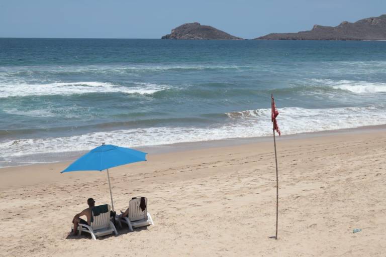 Confirma Escuadrón Acuático presencia de quemadores en Isla de la Piedra y el malecón de Mazatlán