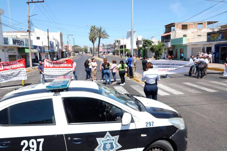 Protestan comerciantes contra carril preferencial en Mazatlán; bloquean avenidas