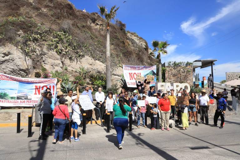 Protestan en contra de la tirolesa que se construye en El Faro Mazatlán