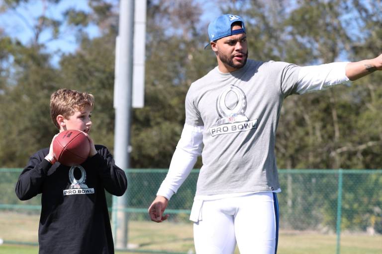 Dak Prescott evalúa cirugía tras lesión en tendón de la corva