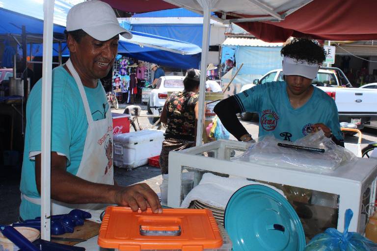 ‘El Nacho’ comparte con sus hijos la tradicional venta de tacos dorados en Escuinapa
