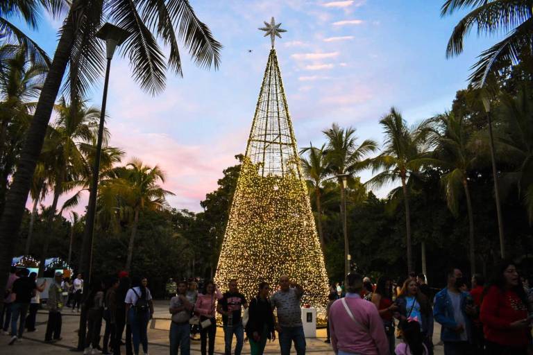 Abren las puertas de la Navidad en el Jardín Botánico de Culiacán con encendido de luces