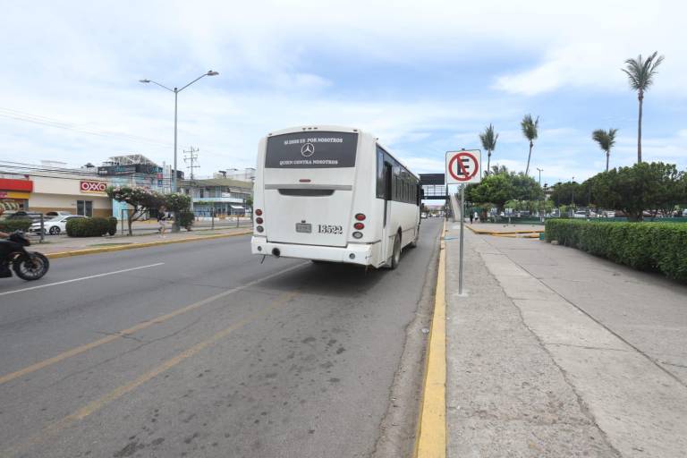 Por ir jugando ‘carreritas’ dejan camiones urbanos a usuarios en paradas de camiones