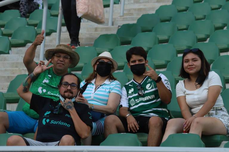 Disfrutan mazatlecos del futbol profesional en el Kraken