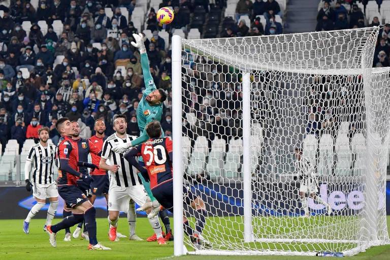 Cuadrado y Dybala comandan la victoria de la Juventus sobre el Genoa de Johan Vásquez