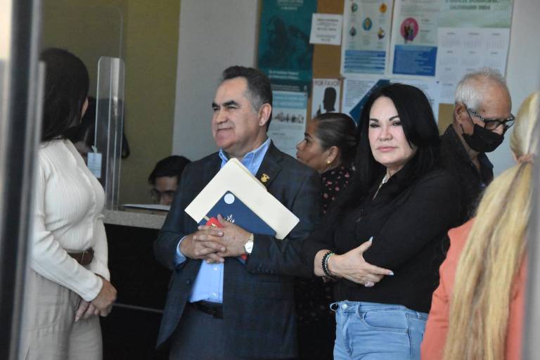 Cuén Díaz vuelve a revocar abogados para evadir audiencia