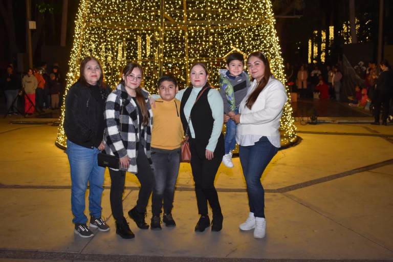 Con danza contemporánea disfrutan familias del cierre de la Navidad en el Botánico