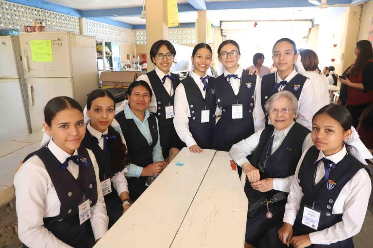 Demuestran sus valores e identidad en concurso de escoltas