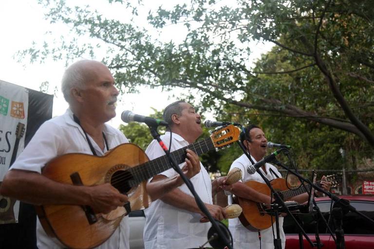 Lleva su romanticismo el Trío Azteca al Paseo de las Artes