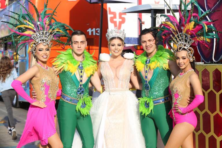 Mazatlecos y turistas disfrutan del primer desfile del Carnaval
