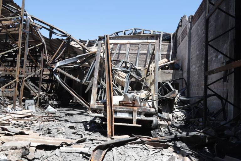 Persisten fuertes olores tras incendio de bodegas en la Palos Prietos, en Mazatlán
