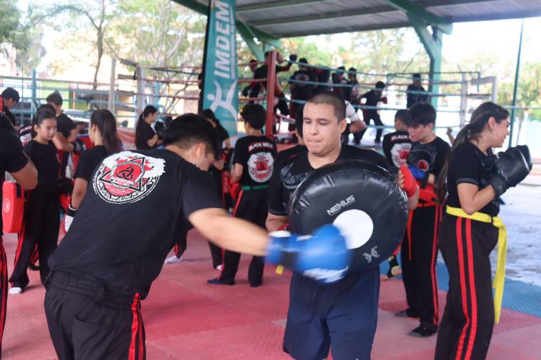 ‘Tepaneca’ Domínguez supervisa ascensos de grado de la Academia de Kickboxing Blackbelt