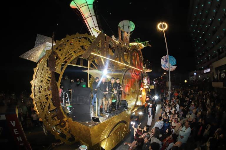 Banda El Recodo y La Adictiva ambientan el desfile del Carnaval de Mazatlán