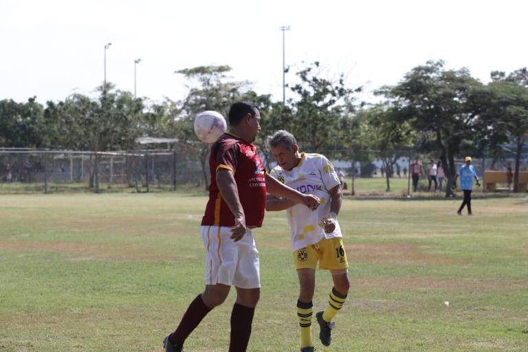 Amigos del Muralla no suelta la cima en Liga de Futbol Platino