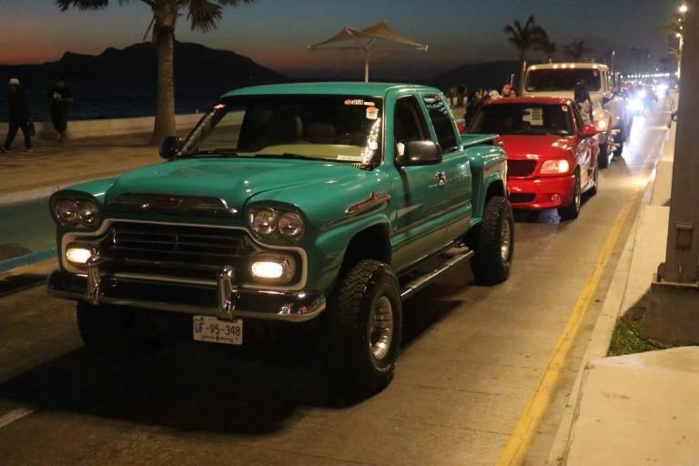 Semana de la Troca: Cientos de camionetas recorren el malecón de Mazatlán