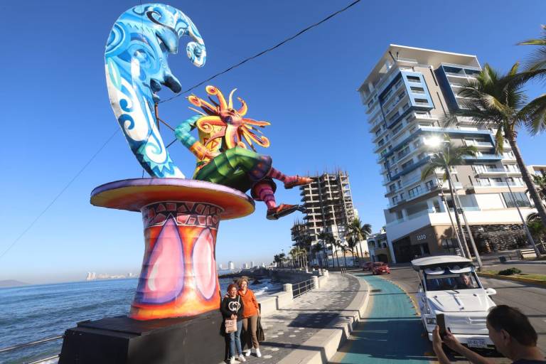 Lucen en el Malecón de Mazatlán 6 de los 11 monigotes del Carnaval