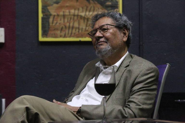 Escribo todas mis novelas como si fuera la primera: Élmer Mendoza
