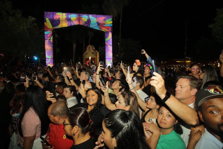Miles de personas disfrutan la Callejoneada de Día de Muertos en Mazatlán